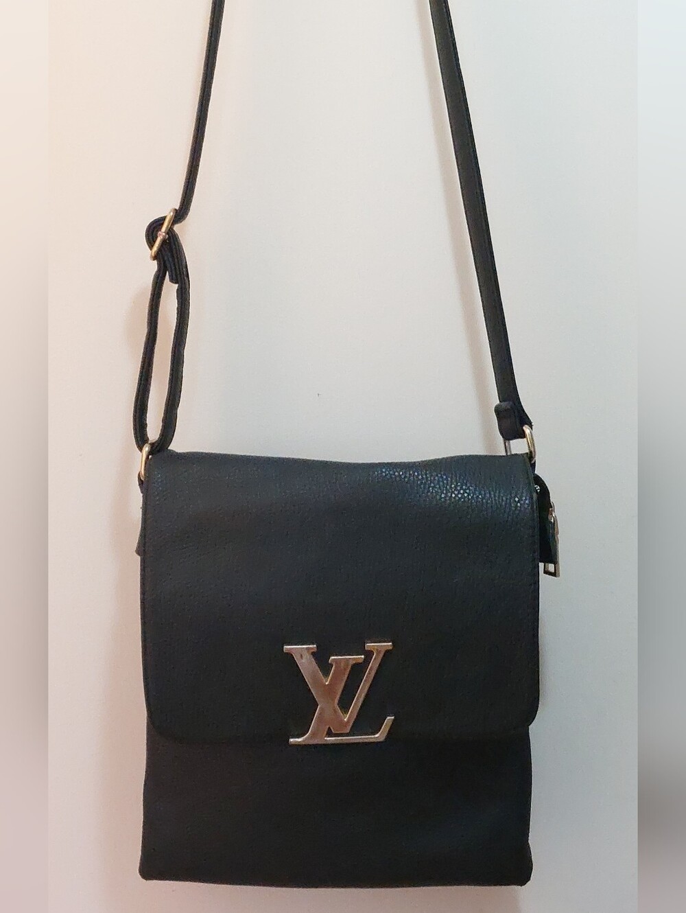 NEW Louis Vuitton Black Messenger Bag/ Crossbody Bag With Large LV Logo At Front